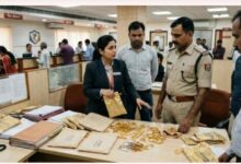 ICICI बैंक में 1.38 करोड़ का गोल्ड लोन घोटाला: ग्राहकों का सोना गायब, लॉकर में मिले नकली गहने, डिप्टी ब्रांच मैनेजर पति संग फरार
