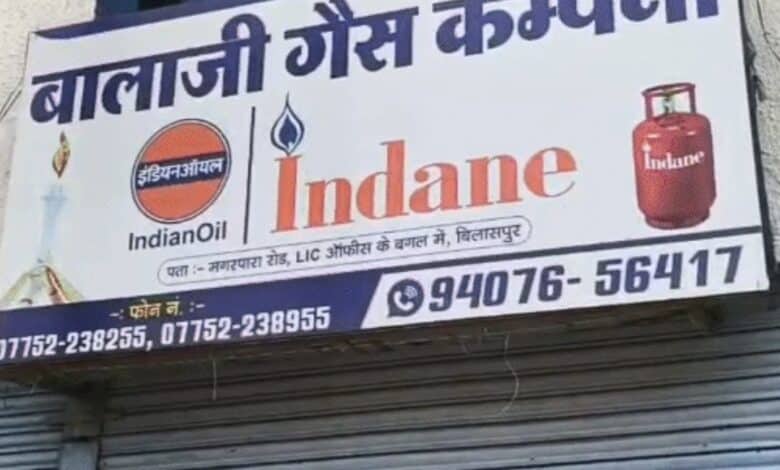 *बालाजी गैस एजेंसी पर घरेलू गैस सिलेंडर की ब्लैक मार्केटिंग की शिकायत करने पहुंचे जिला मुख्यालय उपभोक्ता, बुकिंग के बाद भी नहीं मिलता सिलेंडर*