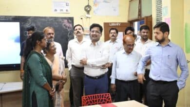 पीएम श्री सेजस विद्यालय कुम्हारी पहुंचे प्रमुख सचिव सोनमणि बोरा, बच्चों के बीच बन गए विद्यार्थी; टॉपर्स का किया सम्मान