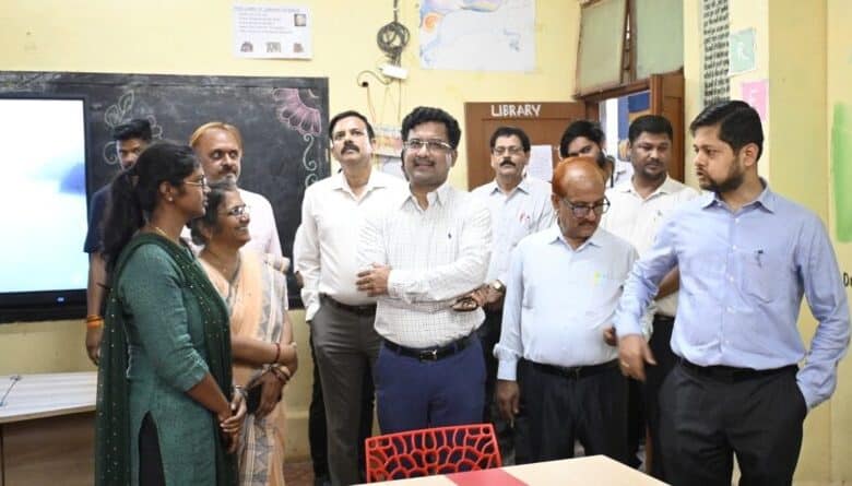 पीएम श्री सेजस विद्यालय कुम्हारी पहुंचे प्रमुख सचिव सोनमणि बोरा, बच्चों के बीच बन गए विद्यार्थी; टॉपर्स का किया सम्मान