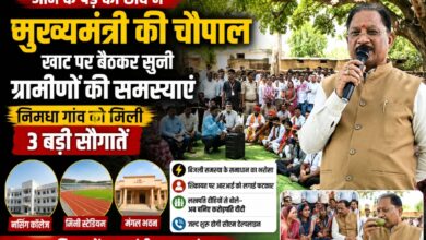आम के पेड़ की छांव में लगी मुख्यमंत्री की चौपाल: खाट पर बैठकर सुनी ग्रामीणों की समस्याएं, नर्सिंग कॉलेज समेत तीन बड़ी सौगातों की घोषणा