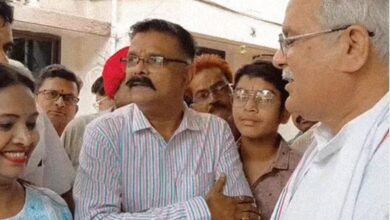 *सस्पेंड होने के बाद पूर्व मुख्यमंत्री बघेल से मुलाकात करने पहुंचे जनपद पंचायत सीईओ, कहा – भाजपा नेता और उनकी पत्नी के खिलाफ वसूली के मामले लंबित*