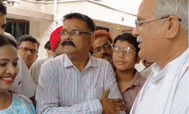 *सस्पेंड होने के बाद पूर्व मुख्यमंत्री बघेल से मुलाकात करने पहुंचे जनपद पंचायत सीईओ, कहा – भाजपा नेता और उनकी पत्नी के खिलाफ वसूली के मामले लंबित*