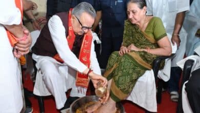 राजनांदगांव: डॉ. रमन सिंह ने तीर्थयात्रियों के चरण धोकर किया सम्मान, बोले— रामलला दर्शन योजना आस्था और आध्यात्मिक आनंद का माध्यम