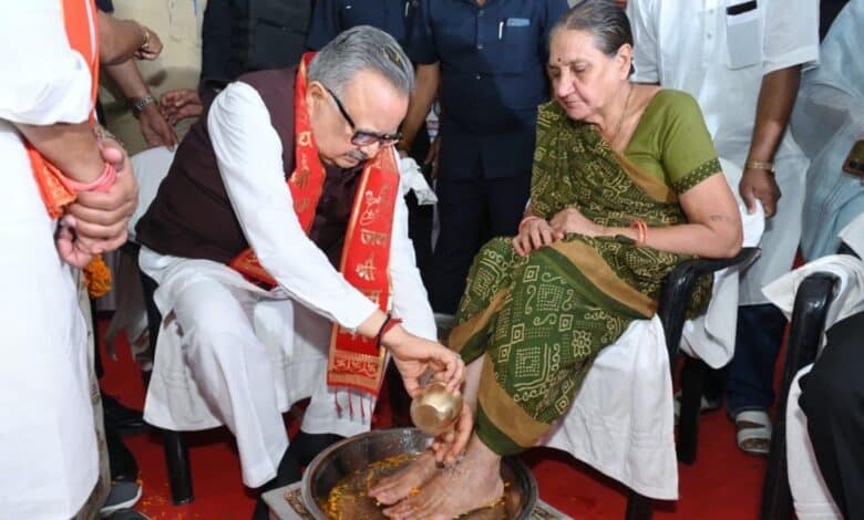 राजनांदगांव: डॉ. रमन सिंह ने तीर्थयात्रियों के चरण धोकर किया सम्मान, बोले— रामलला दर्शन योजना आस्था और आध्यात्मिक आनंद का माध्यम