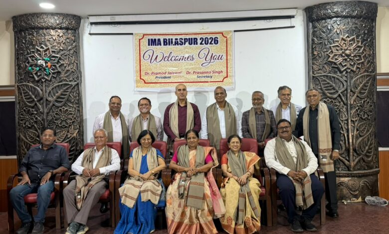 बिलासपुर IMA में उत्कृष्ट सेवाओं के लिए वरिष्ठ चिकित्सकों का सम्मान, श्रीफल एवं शाल भेंट कर किया गया अभिनंदन