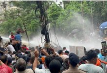 *राजधानी में भाजपा-कांग्रेस कार्यकर्ताओं के बीच तनावपूर्ण स्थिति, कांग्रेस कार्यालय घेराव के दौरान जमकर नारेबाजी और धक्का-मुक्की*  *पुलिस ने प्रदर्शनकारियों को रोकने के लिए बैरिकेडिंग की गई वाटर कैनन और आंसू गैस का उपयोग*
