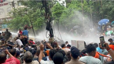 *राजधानी में भाजपा-कांग्रेस कार्यकर्ताओं के बीच तनावपूर्ण स्थिति, कांग्रेस कार्यालय घेराव के दौरान जमकर नारेबाजी और धक्का-मुक्की*  *पुलिस ने प्रदर्शनकारियों को रोकने के लिए बैरिकेडिंग की गई वाटर कैनन और आंसू गैस का उपयोग*