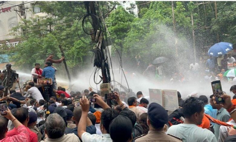 *राजधानी में भाजपा-कांग्रेस कार्यकर्ताओं के बीच तनावपूर्ण स्थिति, कांग्रेस कार्यालय घेराव के दौरान जमकर नारेबाजी और धक्का-मुक्की*  *पुलिस ने प्रदर्शनकारियों को रोकने के लिए बैरिकेडिंग की गई वाटर कैनन और आंसू गैस का उपयोग*