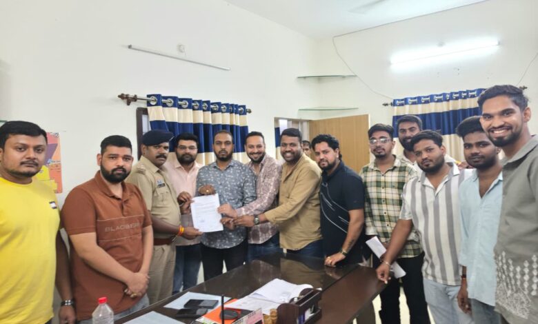 *कांग्रेस पदाधिकारी ने की सोशल मीडिया मिडिया में महिलाओं के सम्मान के विरुद्ध आपत्तिजनक टिप्पणी, भाजयुमो ने सिविल लाइन थाने में की शिकायत* *कांग्रेस पदाधिकारी ने की सोशल मीडिया मिडिया में महिलाओं के सम्मान के विरुद्ध आपत्तिजनक टिप्पणी, भाजयुमो ने सिविल लाइन थाने में की शिकायत*