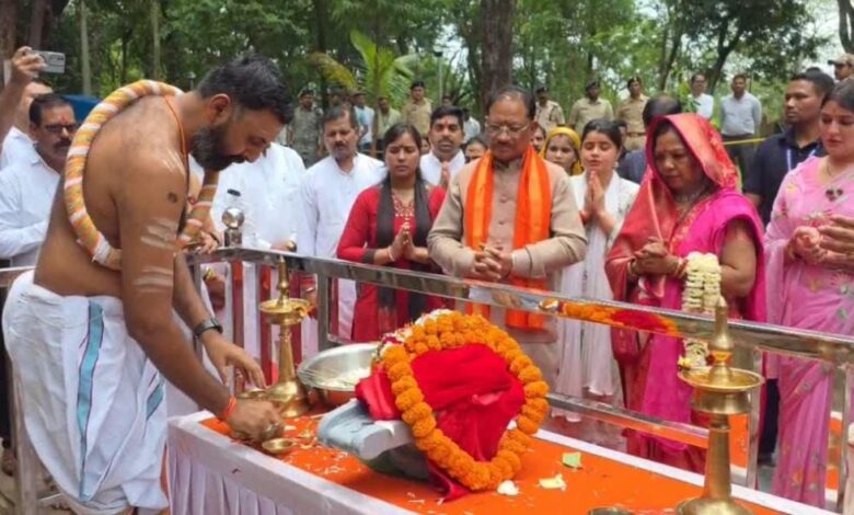 *आमंत्रण पर मुख्यमंत्री श्री विष्णु देव साय ने भोरमदेव मंदिर पहुंचकर की पूजा-अर्चना, प्रदेश की सुख-समृद्धि की कामना*