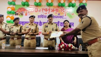 *उत्कृष्ट पुलिसिंग के लिए बिलासपुर पुलिस के 83 जांबाजों को एसएसपी रजनेश सिंह ने दिया प्रशस्ति पत्र*   *पुलिसकर्मियों के साथ साझा की आत्मीयता, गंभीर अपराधों के खुलासे और सुरक्षा व्यवस्था में बेहतरीन काम के लिए सम्मान*