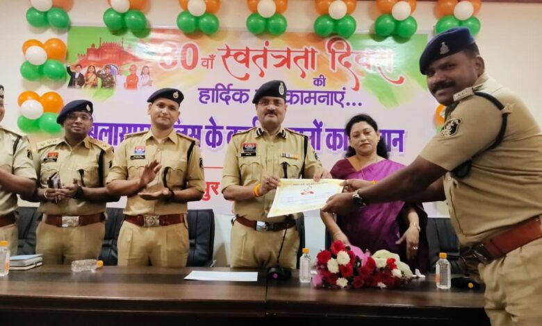 *उत्कृष्ट पुलिसिंग के लिए बिलासपुर पुलिस के 83 जांबाजों को एसएसपी रजनेश सिंह ने दिया प्रशस्ति पत्र*   *पुलिसकर्मियों के साथ साझा की आत्मीयता, गंभीर अपराधों के खुलासे और सुरक्षा व्यवस्था में बेहतरीन काम के लिए सम्मान*