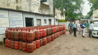 *कलेक्टर के निर्देश पर बालाजी गैस एजेंसी में बड़ी कार्रवाई, 412 भरे सिलेंडर कम मिले*  *मौके पर मिले 939 सिलेंडर जब्त, उपभोक्ताओं के भी दर्ज किए बयान*