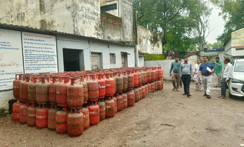 *कलेक्टर के निर्देश पर बालाजी गैस एजेंसी में बड़ी कार्रवाई, 412 भरे सिलेंडर कम मिले*  *मौके पर मिले 939 सिलेंडर जब्त, उपभोक्ताओं के भी दर्ज किए बयान*
