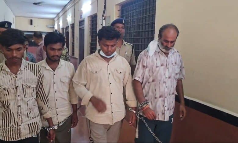 *राशन दुकानों में चोरी करने वाले गिरोह का पर्दाफाश, 4 आरोपी गिरफ्तार, 200 कट्टी चावल, 16 कट्टी शक्कर सहित करीब 10 लाख का सामान बरामद*