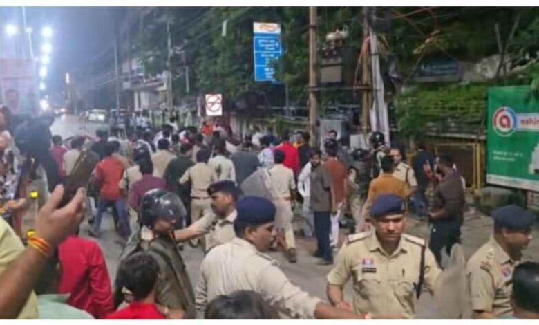 *बिलासपुर के भाईचारे पर पत्थर किसने फेंका?*  *खपरगंज की हिंसा पर निष्पक्ष और कठोर कार्रवाई जरूरी, लेकिन क्या आरोपियों के अवैध निर्माण पर भी चलेगा बुलडोजर?*