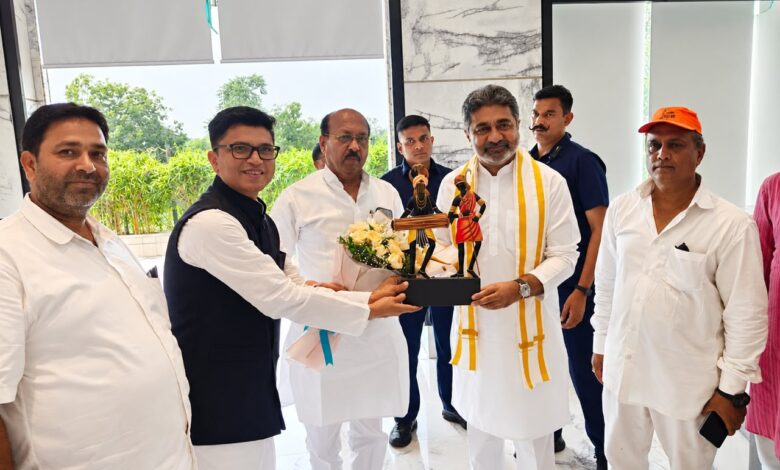 *बिलासपुर प्रवास पर निलेश विश्वास की डॉ. अभिषेक वर्मा एवं बृजमोहन श्रीवास्तव से सौजन्य भेंट*  *सामाजिक एवं समसामयिक विषयों पर हुआ सार्थक संवाद, विचारों का किया गया आदान-प्रदान*