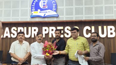 *प्रेस क्लब बिलासपुर में ‘हमर पहुना’ में महर्षि यूनिवर्सिटी के कुलपति ने साझा की जीवन यात्रा, बोले- शिक्षा ने बदली जिंदगी*  *मजदूरी करते हुए पढ़ाई की, छात्रवृत्ति से पीएचडी तक पहुंचे डॉ. नरेश तिवारी*