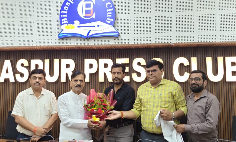 *प्रेस क्लब बिलासपुर में ‘हमर पहुना’ में महर्षि यूनिवर्सिटी के कुलपति ने साझा की जीवन यात्रा, बोले- शिक्षा ने बदली जिंदगी*  *मजदूरी करते हुए पढ़ाई की, छात्रवृत्ति से पीएचडी तक पहुंचे डॉ. नरेश तिवारी*