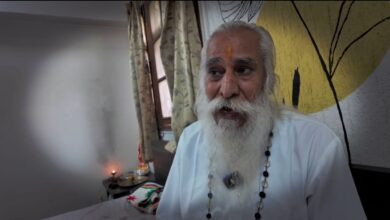 *एक साल की मौन साधना के बाद लौटे राजेन्द्र महाराज जी, छत्तीसगढ़ सरकार पर हुए मुखर*  *बोले—“आज चुनाव हो जाए तो सरकार को कोई नहीं जिता सकता, मोदी जी और अमित शाह भी आ जाएं तो नहीं जिता सकते…”*  *मौनी के बोले नहीं, मन की तृष्णा जाए नहीं…!*