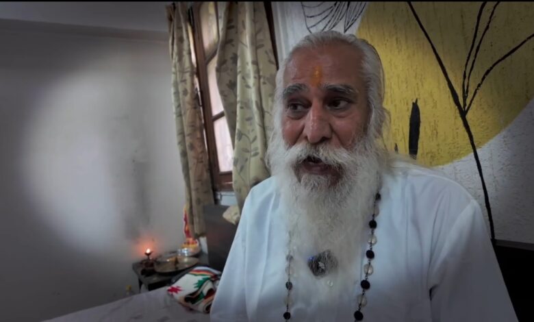 *एक साल की मौन साधना के बाद लौटे राजेन्द्र महाराज जी, छत्तीसगढ़ सरकार पर हुए मुखर*  *बोले—“आज चुनाव हो जाए तो सरकार को कोई नहीं जिता सकता, मोदी जी और अमित शाह भी आ जाएं तो नहीं जिता सकते…”*  *मौनी के बोले नहीं, मन की तृष्णा जाए नहीं…!*