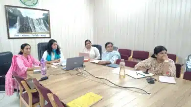 सीएम हेल्पलाइन 1076 की समीक्षा बैठक में शामिल हुईं एमसीबी कलेक्टर संतन देवी जांगड़े