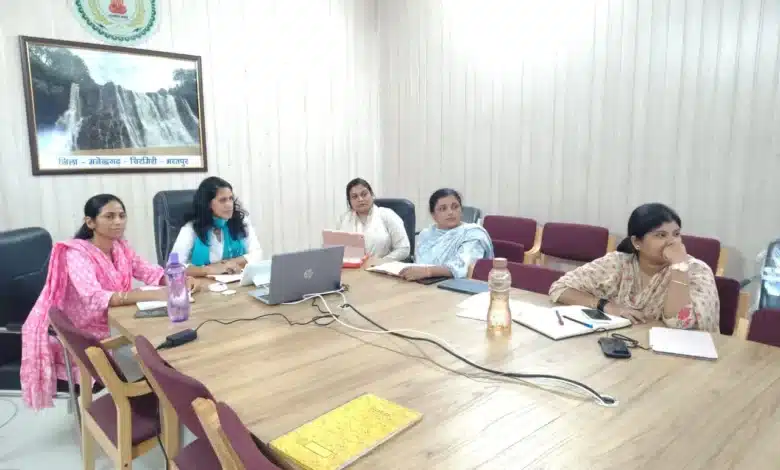 सीएम हेल्पलाइन 1076 की समीक्षा बैठक में शामिल हुईं एमसीबी कलेक्टर संतन देवी जांगड़े