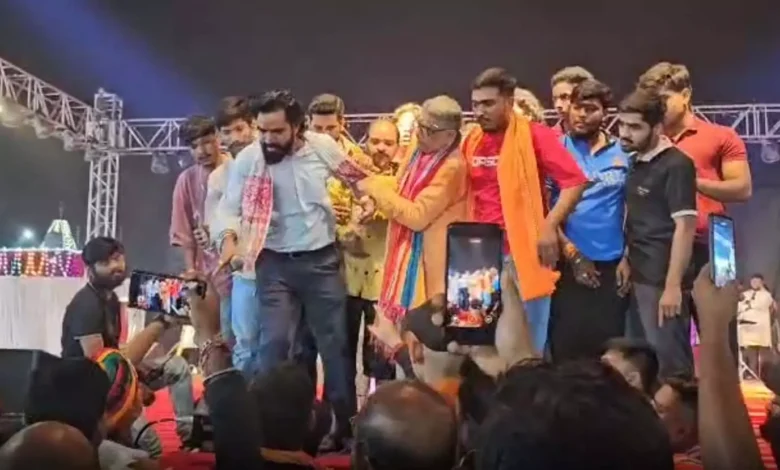 दुर्ग में गरबा आयोजन के दौरान बवाल, बजरंग दल कार्यकर्ताओं और आयोजकों के बीच झूमाझटकी व मारपीट; वीडियो वायरल