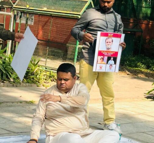 10 जनपथ के बाहर हाई-वोल्टेज ड्रामा, प्रियंका गांधी पर 7 करोड़ रुपये लेने का आरोप; टिकट नहीं मिलने पर पैसे लौटाने की मांग