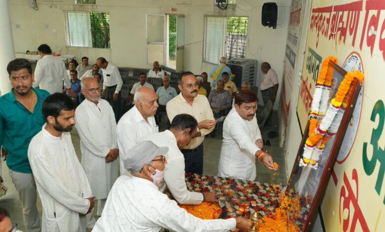 स्व. बी.के. पाण्डेय की स्मृति में श्रद्धांजलि सभा आयोजित:  विप्र समाज के प्रति उनके समर्पित सेवा कार्यों को किया गया याद, रुद्राक्ष का पौधा रोपित किया गया