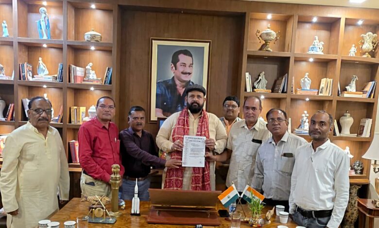 भाजपा प्रदेश उपाध्यक्ष प्रबल प्रताप जूदेव से मिले पशुधन मित्र संघ के प्रतिनिधिमंडल ने रखी 25 वर्षों की पीड़ा, निश्चित मासिक मानदेय की उठाई मांग
