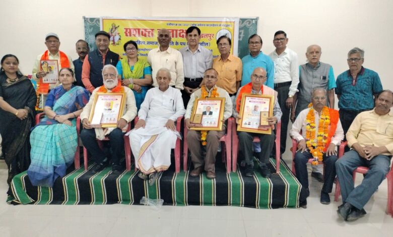 सशक्त हस्ताक्षर की 53वीं काव्य गोष्ठी संपन्न, कवियों की शानदार प्रस्तुतियों ने बांधा समां