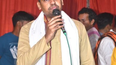 सरकार और सड़क ठेकेदारों के बीच विवाद का खामियाजा बेलतरा की जनता क्यों भुगते? – अंकित गौरहा